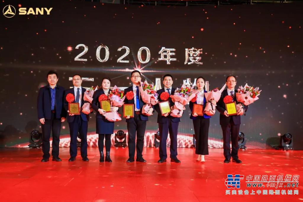 	三一重机董事长俞宏福先生、三一重机核心经营团队领导及员工代表出席本次庆典，共同见证三一重机的又一丰碑。