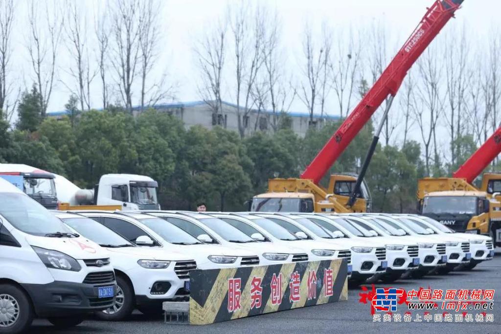 活动现场，油桶、轮胎、桁架打造出浓厚的工业氛围。20多辆三一起重机相对排开，竖起红色大臂，在场内格外显眼。10余辆服务监测车严阵以待，俨然最坚实的后盾。暗潮涌动中，一场盛大的“武林大会”即将开始。