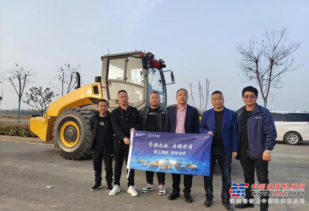 在交车过程中，很多客户朋友都对柳工单钢轮压路机表示赞美。