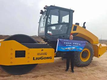 全新起航，再铸辉煌--柳工路机三月交车