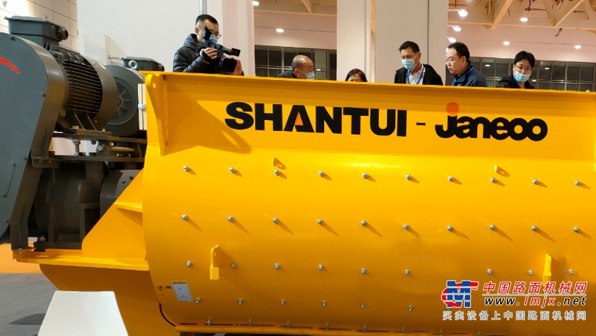 ▌3月17日上午，济南市工业和信息化局、济南市机器人与高端装备产业协会领导莅临展位进行参观指导，山推建友董事长、总经理孙甲利热情接待。相关领导现场查看了山推建友展品情况，对山推建友产品表示赞赏。