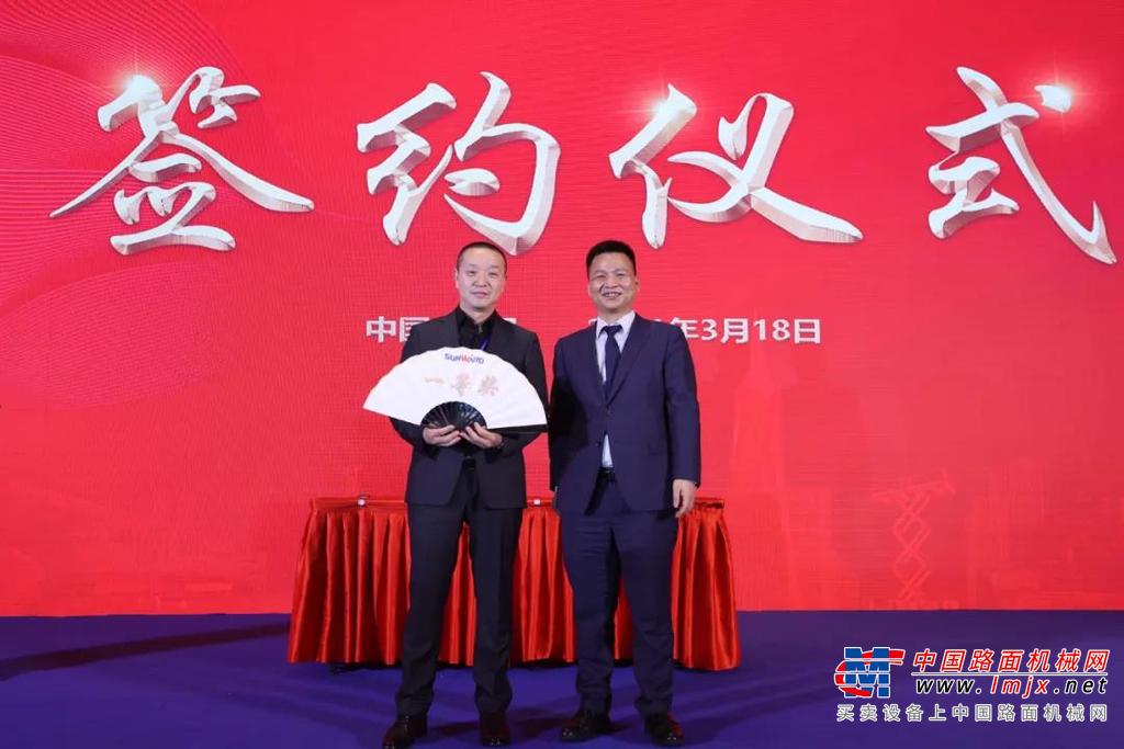 由于疫情，山河智能时隔两年再一次在武汉举办全国客户交流会，但是山河智能与武汉之间的联系从未受过影响。从山河智能第一时间组织物资，调集“小蓝”挖掘机SWE215E等工程装备援助武汉；从山河智能旋挖钻机在武汉城市圈大通道工程打下第一钻；从山河智能华中区域高端装备制造基地选址黄陂区前川工业园，点点滴滴都细说了山河智能与武汉、与华中区域的深厚情谊。