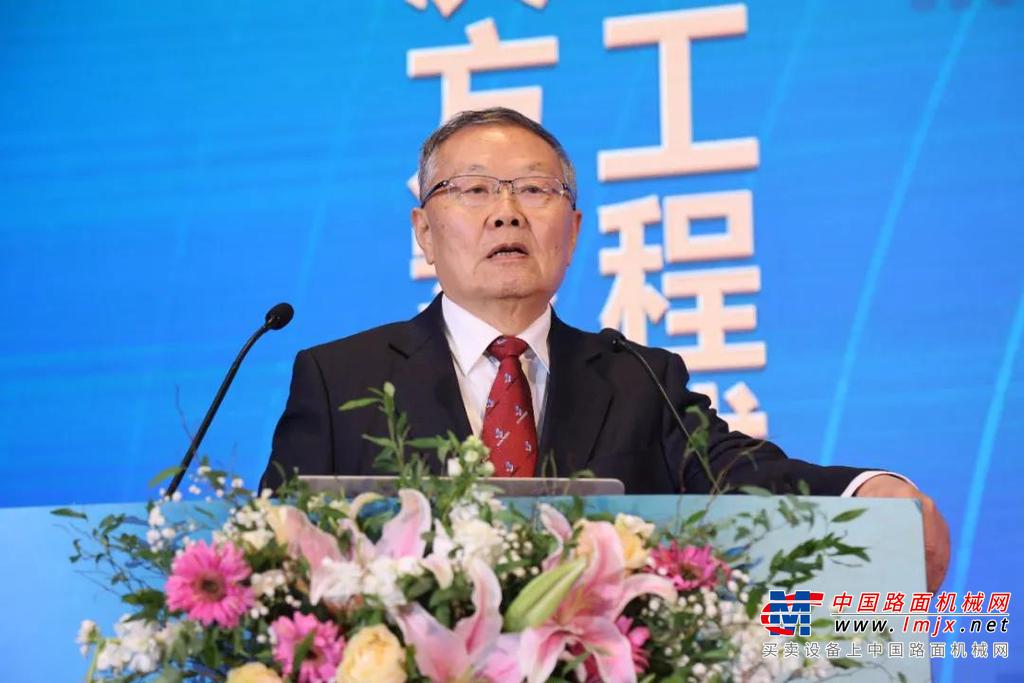 武汉市黄陂区副区长汪利珍在致辞时指出，“开局‘十四五’，武汉市确立了打造五个中心的目标。黄陂区也将高水平建设武汉空港新城、城市花园、北部产业强区。2020年山河智能选择投资武汉黄陂，在黄陂乃至武汉、华中这个大舞台上，我们一定会携手创建辉煌！”
