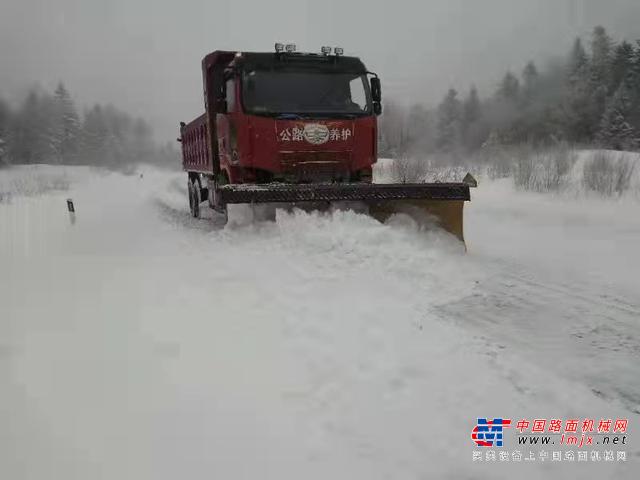 和龙市兴和公路养护公司全力除雪、除冰 保障龙东线仙峰岭段安全畅通