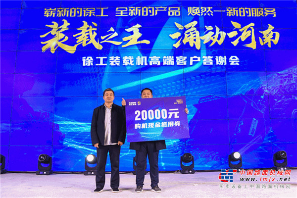 比赛现场，年过花甲、大半辈子都在与机械设备打交道的屈师傅提起自己的装载机连连夸赞道：