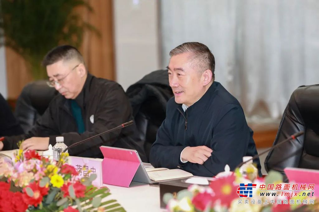 蒋昌忠一行先后参观了三一集团18号厂房“灯塔工厂”、三一职院智能制造实训基地、工程机械实训场地，并观看了学院产教融合成果及各项技能实训现场。蒋昌忠表示，三一为中国工业制造业作出了巨大贡献，我们为湖南有这样的企业而感到自豪。