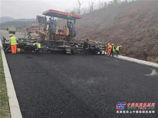 中大特种高端智能设备在江西萍莲高速进行沥青路面施工