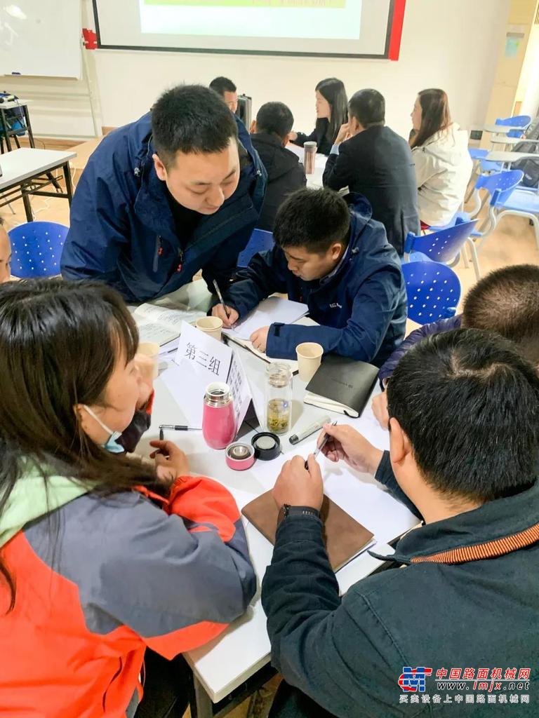 	本次培训会议我们荣幸之至邀请到柳工常州营销公司副总经理龚军尉担任主讲老师，为大家传道、授业、解惑，协力提升个人及团队服务能力，从而达到为广大柳工客户提供卓越的挖掘机产品全面解决方案的最高使命。