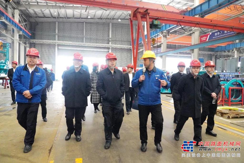 座谈会上，山河智能董事长何清华对闵书记一行的到来表示热烈欢迎。何清华说：“山河智能秉承先导式创新理念，从1999年发展至今，已在建筑基础装备和地下空间装备方面形成了比较齐全的产品门类，也积累了很多施工方面的经典案例，能够为广大客户提供各类地下工程施工的成套解决方案。”