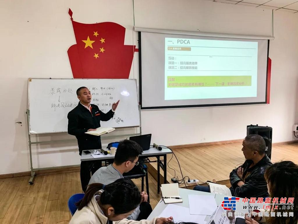 通过龚老师生动的讲解，向我们全面介绍了作为一名管理者需要具备的管理方式与方法，通过智慧管理及智能技术的运用，全面提升客户的服务体验，描绘了未来智慧柳工服务的蓝图，让管理人员对柳工服务的发展趋势有所了解。同时，通过对大数据的收集与分析，了解客户动态，为客户提供更周到的服务，从而打造出一流的服务品牌形象，让更多的有志之士加入柳工大家庭。