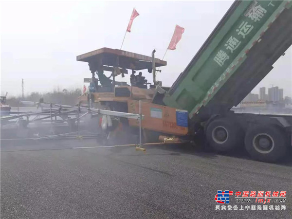 中大機械19.25米寬瀝青砂攤鋪在京台高速泰棗段五標順利進行