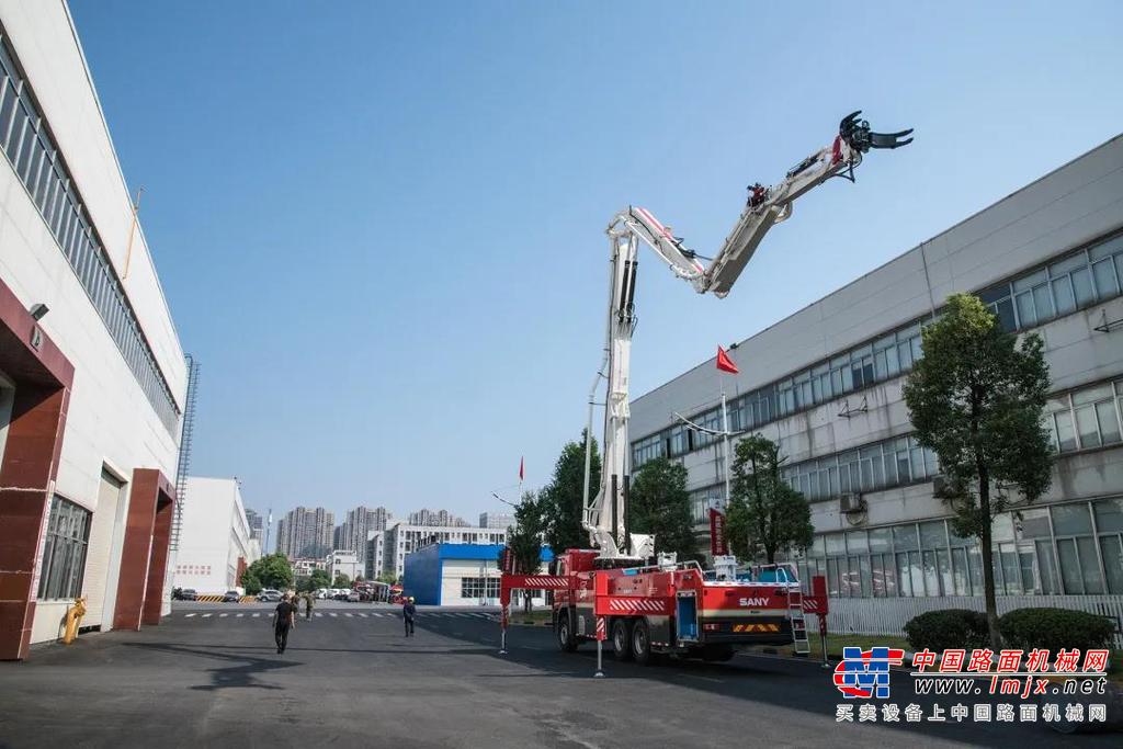 	在详细调研了市场后，肖俏伟定下了一个“小目标”：再做一款世界首创产品，做一款具备灭火、挖掘、剪切、抓举、破碎等功能于一身的消防车。