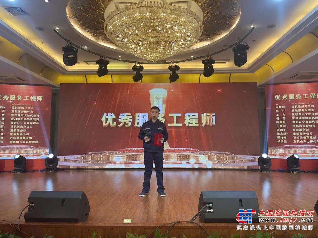 王文，2020年三一集团优秀服务工程师，现任湖南大驰的售后服务人员，已从事相关工作近10年，足迹遍布湘黔渝。