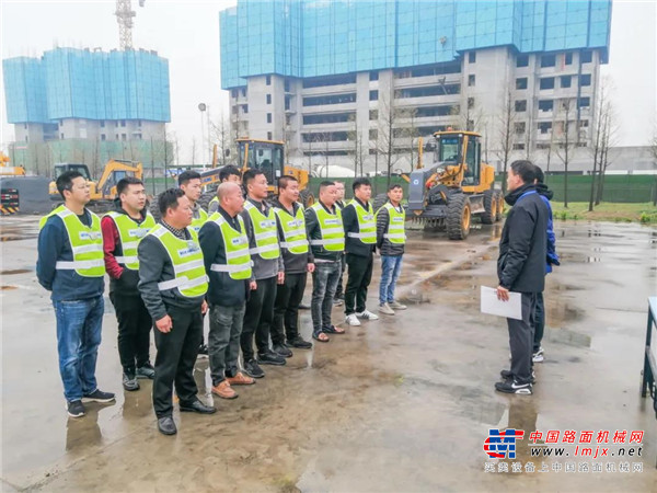 用技能点亮未来、促产业健康发展。徐工作为平地机行业领导者，有责任为行业可持续发展做出贡献，徐工将持续开展平地机机手培训活动，为行业培养更多从业人员与高水平技能人员，以“平出美好未来”为立足点，打造平地机良性发展生态圈！