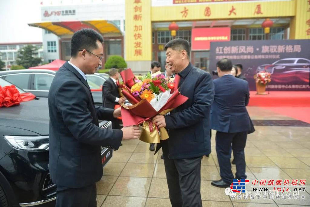 方圆集团党委书记、总经理刘长城致辞，代表集团领导向12位单位负责人表示祝贺，向山东红运汽车交易市场广场有限公司提供的热情服务表示感谢。指出为集团主要单位负责人、技术工程师配备车辆，充分体现了集团领导对大家的关心和关怀，这是一种荣耀，也是一份自豪，更是一种责任，希望各单位负责人不忘初心，牢记使命，勇于担当，勤勉奉献，以满腔的热情、百倍的信心、顽强的斗志投身工作，圆满完成集团交给的各项任务，团结带领广大员工向着全年任务目标不懈奋进，为推动方圆集团的持续、稳健发展再立新功。