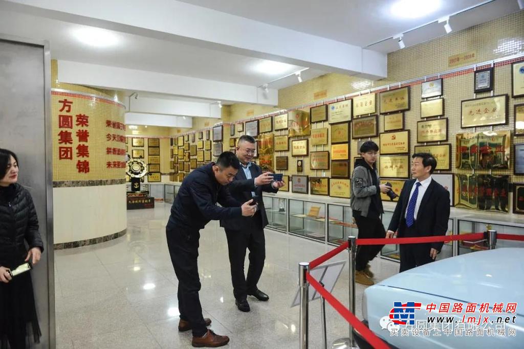 山东红运汽车交易广场有限公司董事长苑庆飞致辞，指出方圆集团能够选择红旗，充分体现出方圆集团对红旗汽车产品品质的信赖和认同，公司将为方圆集团提供更高、更全面的服务保证，交车只是开始，服务永无止境。