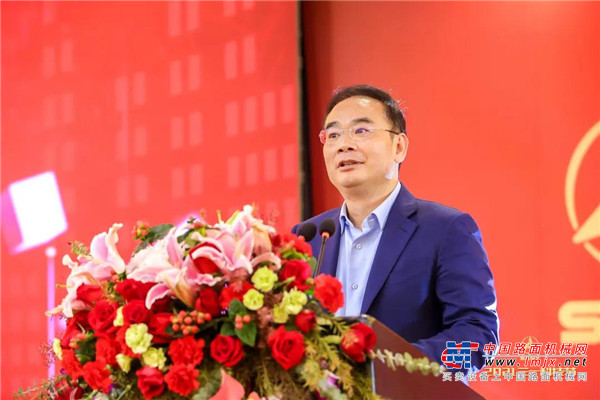	在研发工作总结讲话中，向文波向全体三一科技人致以节日的问候，他表示，三一能取得今天的地位，离不开全体科研人员作出的巨大贡献。在此，向文波代表公司对大家的辛勤付出表示感谢。