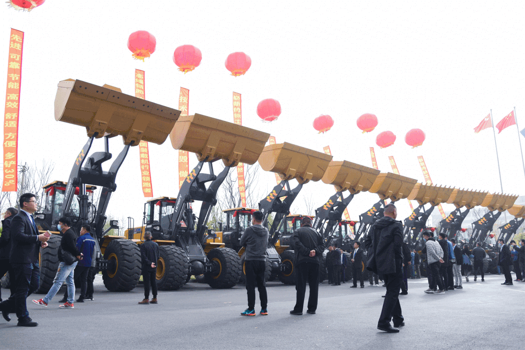 “买大吨位，就得买徐工！我上机试试这台700HV。”近日，徐工装载机高端客户答谢会在泉城济南隆重举行，十余台整机高举斗臂喜迎四方来客，数百种备件轻松采购约“惠”各路来宾，盛况空前。