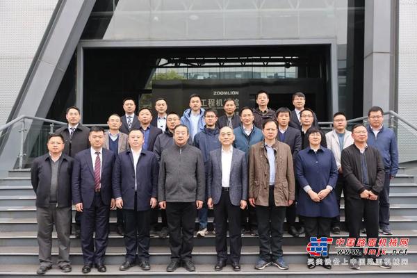 助建常泰长江大桥 全球最大自升式上回转塔机W11000-450技术评审会圆满举行