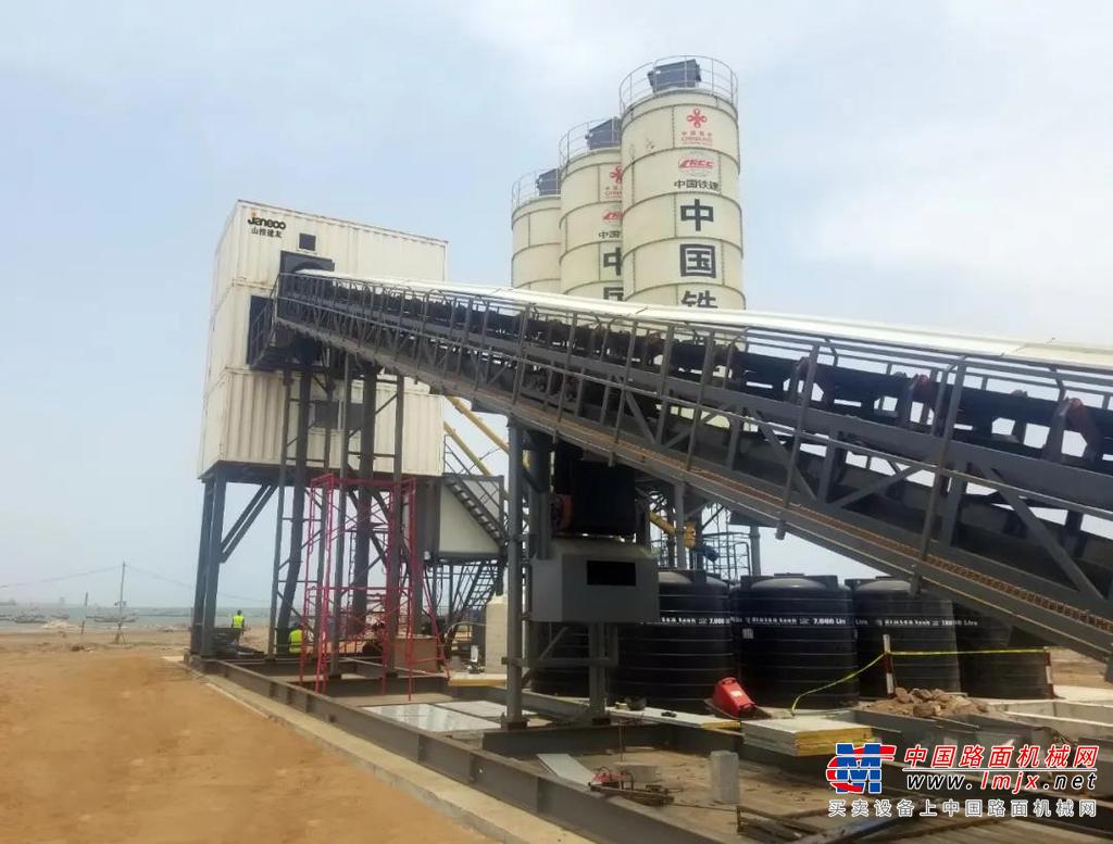 ▌在贵州省某工地，山推建友2台SjHZS120-3B混凝土搅拌站设备顺利完成安装调试并交付客户使用，应用于纳晴高速公路T6标段项目建设。目前，设备已投产使用，为建设纳晴高速提供了坚实的设备保障。		▌据悉，纳晴高速公路（纳雍经六枝至晴隆高速公路）建成后将大大完善贵州省的高速交通网络，加强贵州西部地区南北方向的交通联系，成为贵州省对外发展的交通要道，为沿线各地区经济发展起到巨大的促进作用。