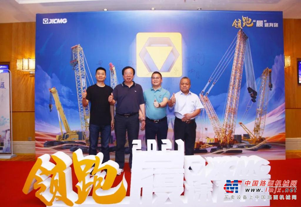 2021年一季度，徐工履带起重机国内市场销量持续攀升，热销态势强劲。国际市场也是成果丰硕，捷报频传。开年来，徐工履带起重机发力“一带一路”，获得海外出口大批量订单，充分彰显出徐工品牌的十足魅力。