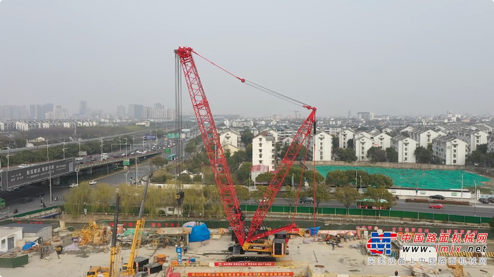 项目经理张文明介绍道：“此次下穿沪宁高铁桥梁，采用的是直径13.25米大断面泥水盾构，在此之前，国内下穿高铁桥梁采用的都是直径约6米的盾构，这直径一下增加了两倍多，没有施工经验可以借鉴。”