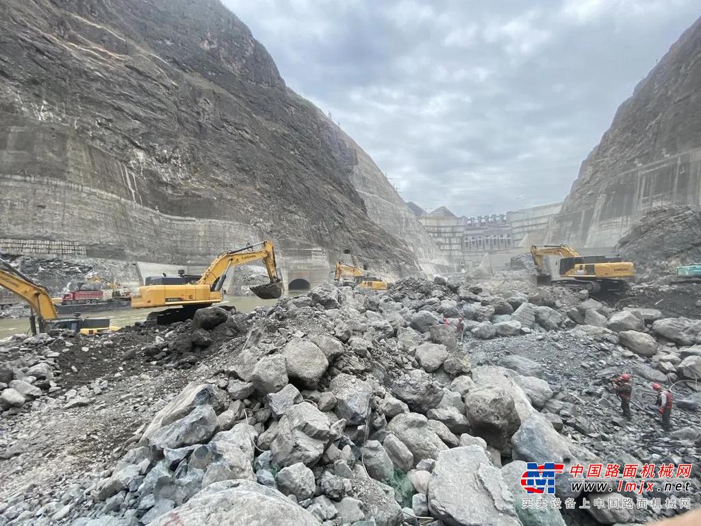 	白鹤滩水电站位于四川省凉山州宁南县和云南省昭通市巧家县境内的金沙江干流下游河段上，是装机规模全球第二大、在建规模全球第一大水电站。