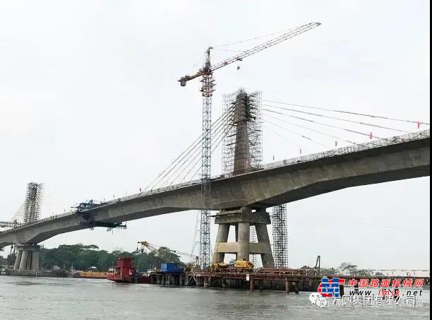 为适应特殊桥体结构和常年高温潮湿施工作业环境，该塔机基础、标准节、附着架等铆焊构件、塔机三大机构以及电控系统，主要构件外部涂层都进行特殊设计制作，以保证塔机发挥出更加卓越的产品性能。塔机实现了安全、可靠、高效吊装作业，强势助力建设工程，得到各方一致好评。