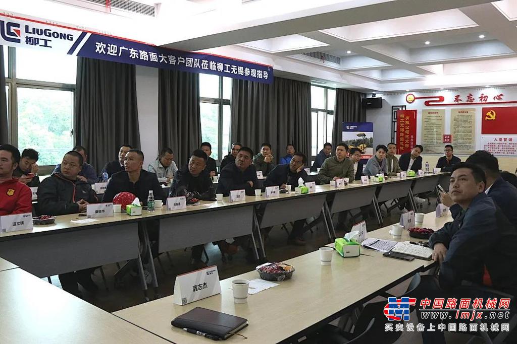 没过瘾的甚至还可以亲身体验、试驾了一把柳工设备，卓越的操控性能和工作表现，得到了广东路面大客户团队的高度认可。