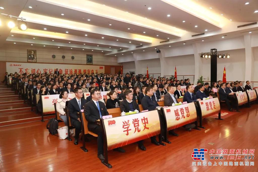 	忆起党的发展、国家的发展和企业的发展历程，向文波感慨无比，他表示，党创造了人间的奇迹，也成就了非常多的民营企业。仅仅用了20多年，三一就成为全球领先的工程机械制造企业，这就是在党的领导下，民营企业发展的奇迹。