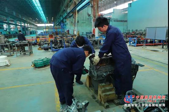 为什么要提前半个小时上课？李德泉解释：“提早上学，倒逼学生早睡早起，吃顿早饭，一天的学习精神饱满。”李德泉说，错峰上课食堂不会拥堵，绝大多数的学生都会吃了早餐再来上课。2020年9月起，精英学院就开始了这样的作息。桩机服务1901班学生成肯说，刚开始并不能理解，但随之养成的良好作息习惯，让大家都受益匪浅。