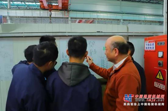 李德泉严厉的课堂管理全校出名。“老师心里有学生，爱学生，学生是能够感知到的。”从教十年的李德泉在采访中反复强调这一点。