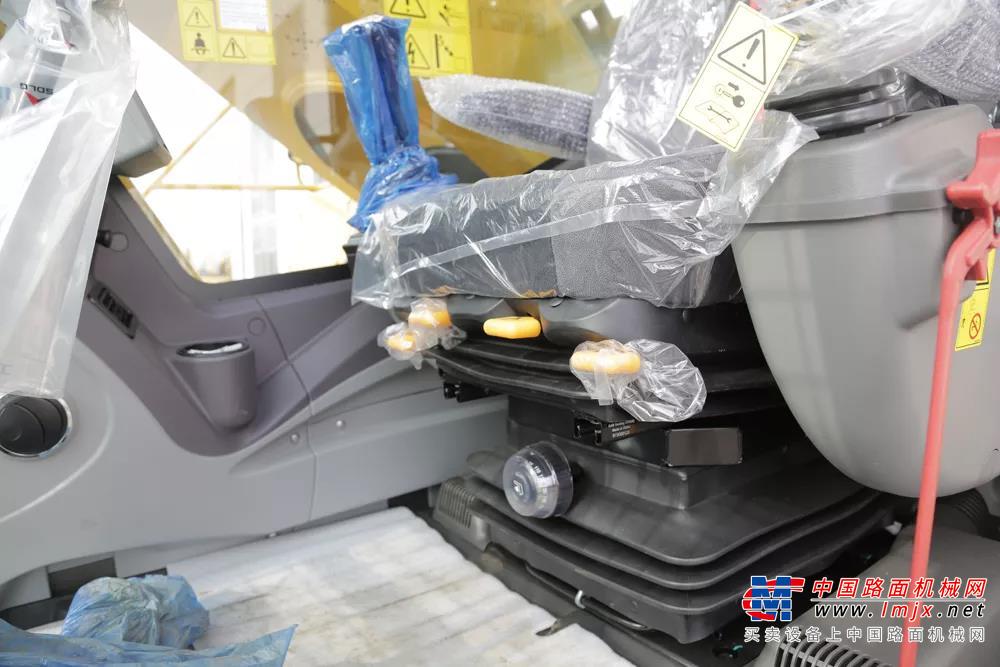 	山东临工E6500F PLUS挖掘机工作重量50t，动力方面搭载原装进口发动机，额定功率达到270kW，相比之前的机型提升10%。SD130A具有自动回怠速功能，操纵手柄不动作5s（默认）后，发动机自动降至怠速。这款发动机具有排量大、转速低、噪音低、油耗低等优势，久经市场考验，广泛应用在临工系列矿山挖掘机上，深得用户好评！