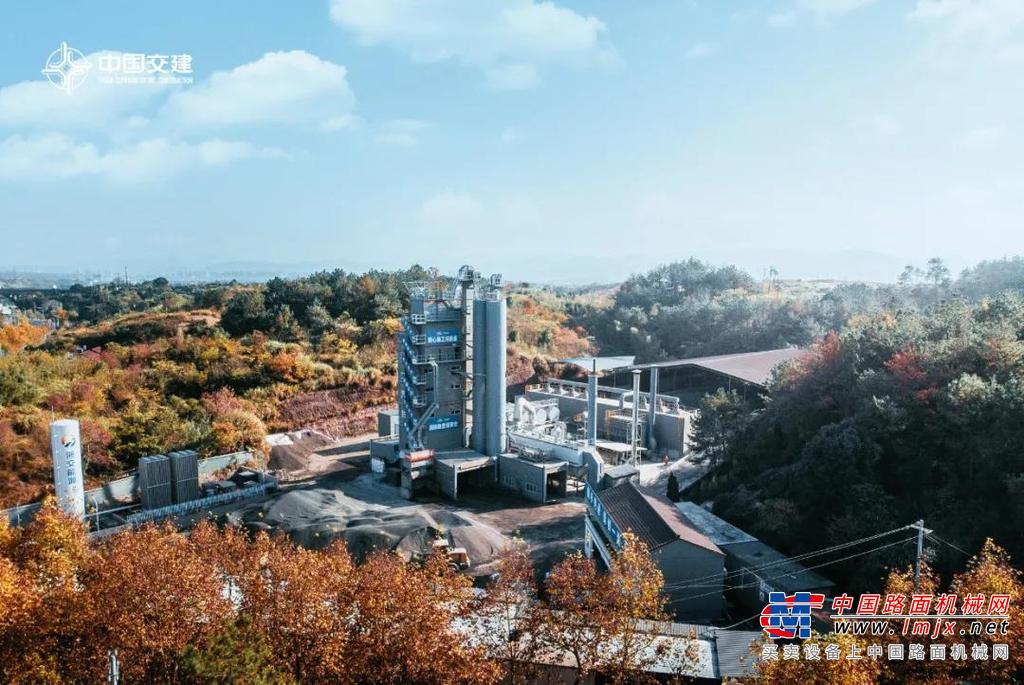 西筑始终践行绿色发展理念，在行业内率先推出了全新理念的绿色环保型沥青搅拌设备，在沥青拌合环保、智能控制、再生、温拌、大型核心部件等关键核心技术研发方面实现技术引领，不断为市场提供“低能耗、低物耗、低排放”的绿色装备，研发智造的SG系列绿色环保型、Q系列快搬型、R系列原生再生一体型、CG系列连续式再生型等一批批高端搅拌设备，持续引领着行业前沿发展趋势。