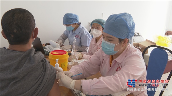 海阳市妇幼保健服务中心上门为方圆集团职工接种新冠病毒疫苗
