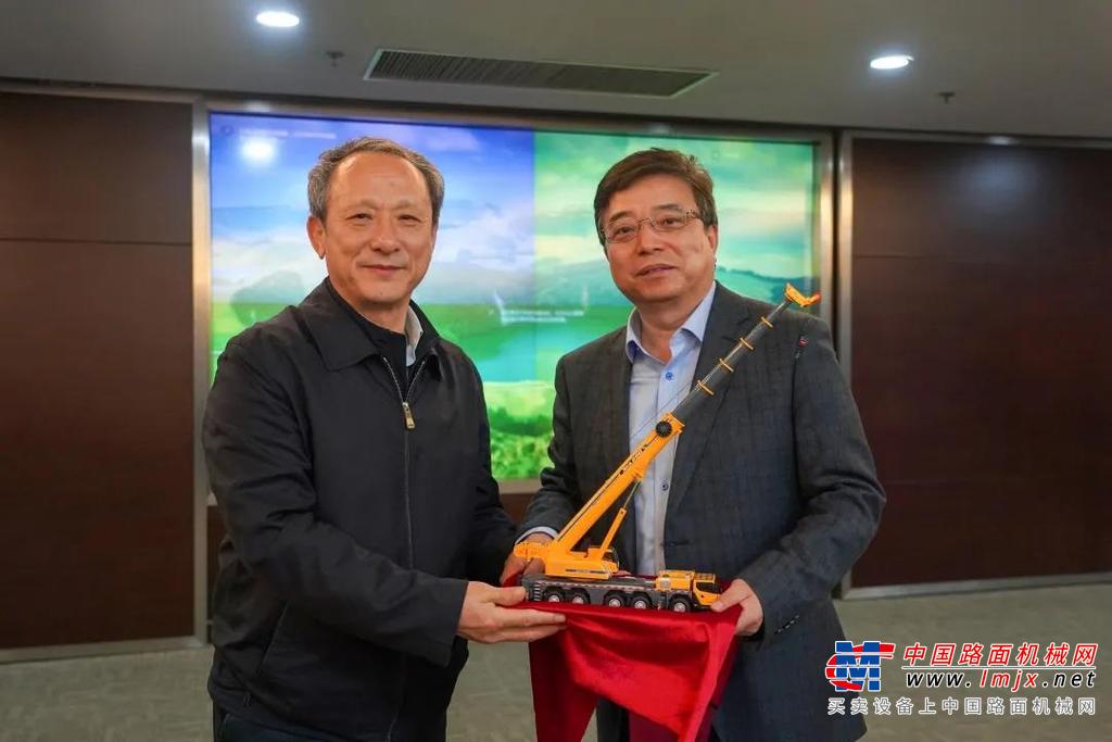 京城机电作为国内一流的装备制造与服务企业，是中国最大500家企业集团之一。科技实力雄厚，旗下有“北一机床” “华德液压”“天海工业”等众多知名品牌，为国家装备制造业做出了很大的贡献，与徐工致力于振兴民族装备制造业的追求不谋而合。