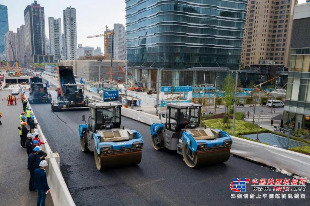 上海北横通道西段高架段沥青摊铺今天完成！部分采用无人驾驶摊铺施工