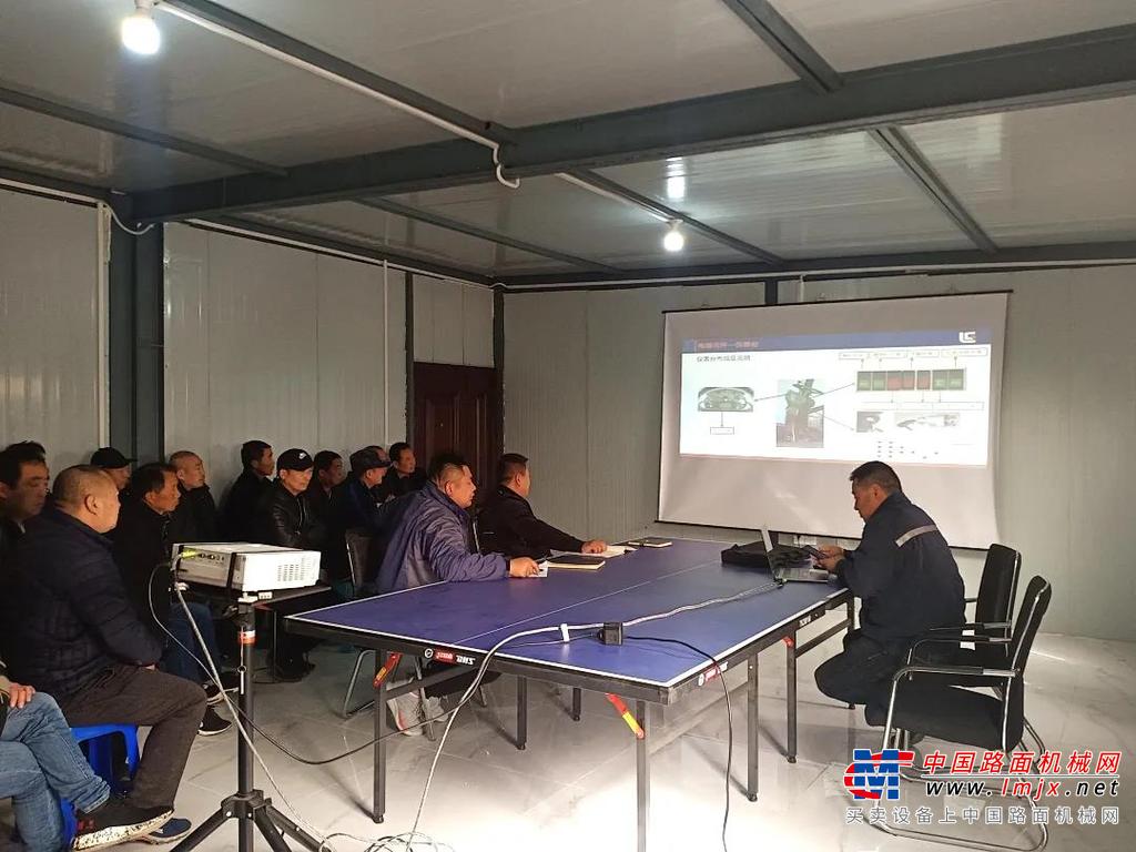 “纸上得来终觉浅，绝知此事要躬行”，为加深操作手们的印象，高经理还以实操的方式为大家演示了柳工压路机操作方法与保养注意事项，操作手们全神贯注地听讲，并提出自己在工作中遇到的服务方面的问题，高经理都一一进行了解答。
