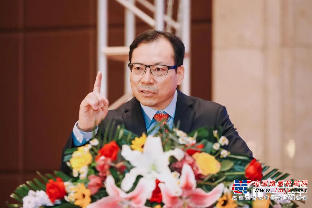 	出席本次会议的领导和专家有：住房和城乡建设部科技与产业化发展中心文林峰副主任，清华大学教授、中国工程院聂建国院士，海南省住房和城乡建设厅刘联伟副厅长，广东省住房和城乡建设厅廖江陵二级巡视员，创新联盟理事长、天津住宅建设发展集团康庄董事长，三一集团唐修国总裁，天津市住房和城乡建设委员会科技教育处王世来处长，住房和城乡建设部科技与产业化发展中心武振处长，海南省建设标准定额站林明泉站长，海南省三亚市政府常成云副秘书长，天津市绿色建筑促进发展中心赵汉金副主任，三一筑工科技股份有限公司马荣全总经理，三一集团陈光副总裁、总建筑师，创新联盟专家委员会代表、中国建筑设计研究院张守峰副总工程师、天津大学建筑设计规划研究总院张锡治副院长等。