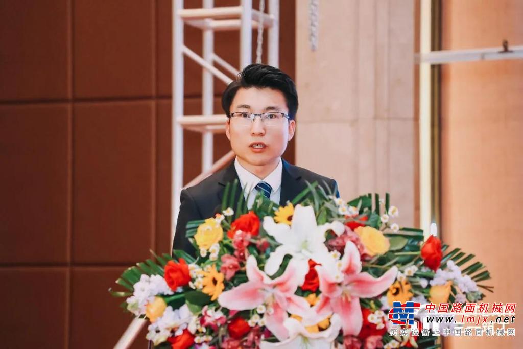 	参会的创新联盟及各分会领导包括：天津分会、天津市装配式建筑产业技术创新联盟路锁柱会长，钢结构分会、中国建筑金属结构协会建筑钢结构分会胡育科副会长，山东分会、山东省装配式建筑产业技术创新联盟崔士起会长，广东分会、广东省建设工程绿色与装配式发展协会曹大雁会长，深圳分会、深圳市建筑产业化协会付灿华秘书长，河南装配化装修分会、河南省住宅产业技术创新联盟张弘秘书长，执行秘书长、天津市房屋鉴定建筑设计院张书航书记，以及东北分会、江苏分会、北京分会、四川分会的领导，联盟副理事长单位代表、装配式建筑产业基地企业代表等。