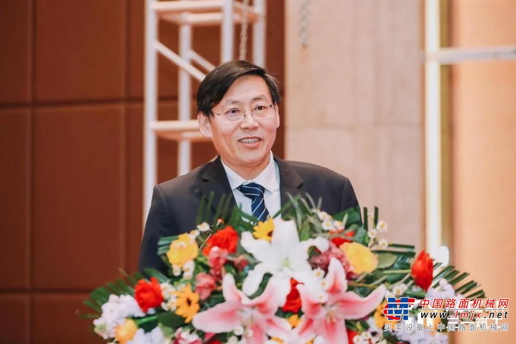 	三一集团唐修国总裁代表联盟副理事长单位讲话。他指出：建筑不仅仅是遮风避雨的场所，更是流量的入口、数据的终端。未来我们将通过建筑与世界对话。建筑行业从秦砖汉瓦的手工建造，演变至今天的智能建造，如何重新定义建筑、有没有颠覆性的技术、如何重构商业模式，是当前亟待思考和解决的三个问题。而基于这些思考，从三一重工的“全球建机三强”，到三一筑工的把建筑工业化，三一集团为行业提供了一种解决方案————以“空腔+搭接+现浇”为核心的SPCS结构技术，依托这项技术，三一集团将携手同行共同推动智能建造与建筑工业化的协同发展。