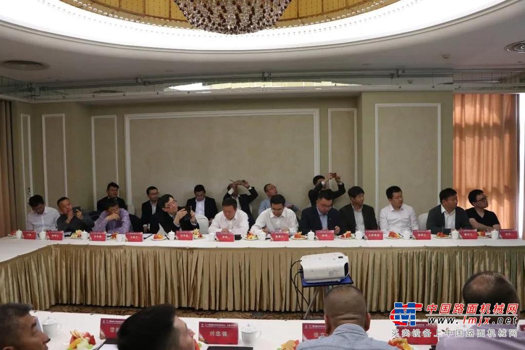 	同时，作为工程机械制造行业的龙头企业，三一重机一直以来都以振兴民族工业，为客户创造价值为己任。凭借先进的经营理念、强大的研发制造服务实力和以产品质量为生命线的品牌理念，研制提供的大量产品，得到了市场的普遍认可，产品远销海内外。此次三一重机再次重磅出击，必将为客户带来更高的价值，为国家贡献一个世界级品牌。