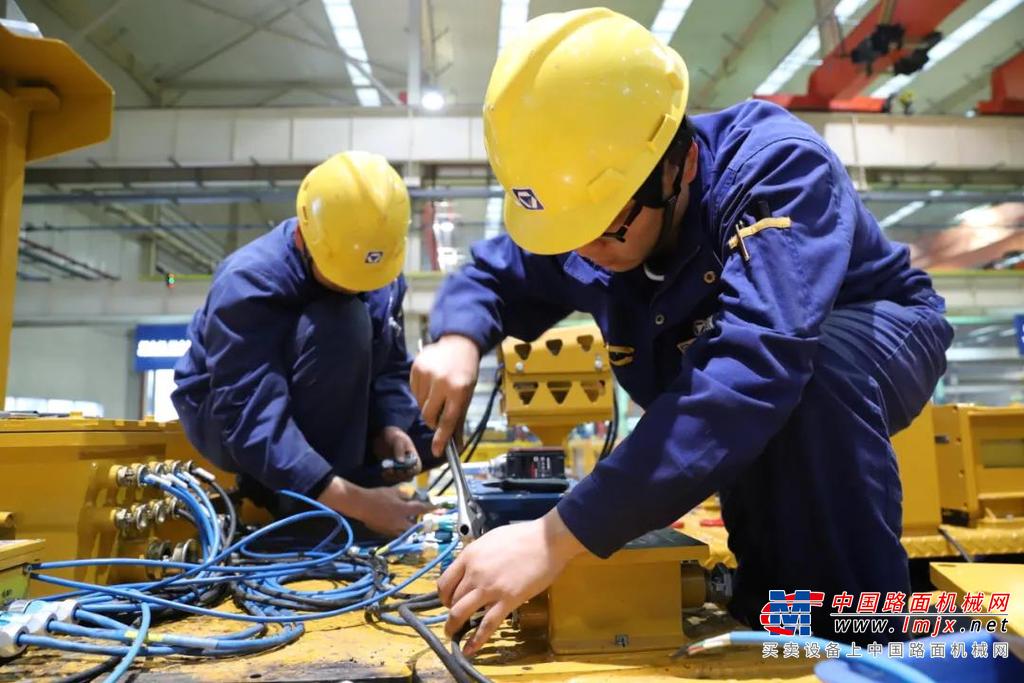 得益于徐工的技术积淀和产品品质，新款掘锚机在各大煤矿得以施工应用，其高效、安全、稳定的性能使徐工掘锚机的美名很快远扬，之前多次拒绝使用掘锚机的某煤矿企业也选择了一次性订购6台！