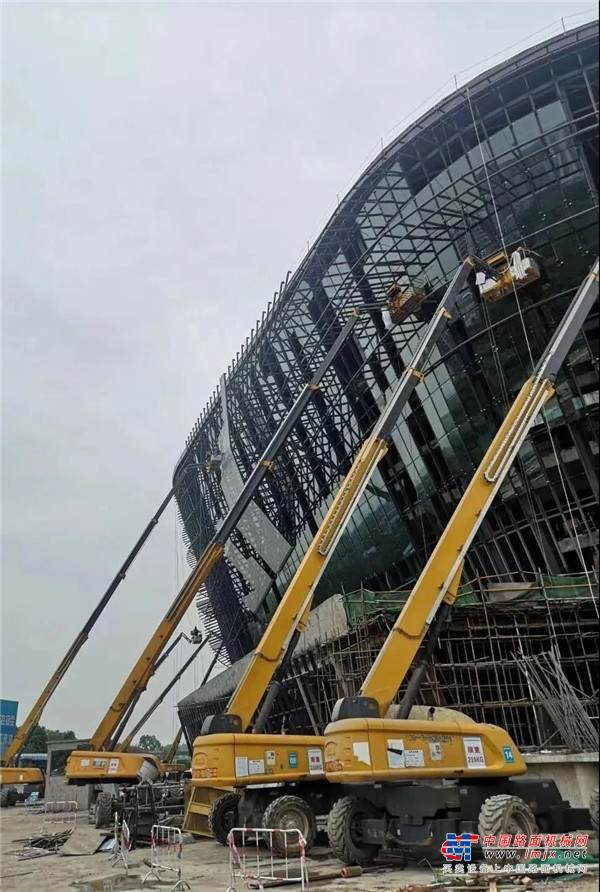 乘借“新基建”东风，2021年高空作业平台市场依旧保持了迅猛的增长势头，广东深圳、江苏南通、山东济南、河南郑州.....徐工高空作业平台产销两旺，高空装备交付至全国各地。