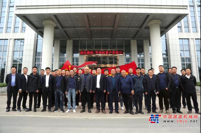 	在座谈会上，各区域客户和代理商代表先后发言，对目前市场上的压路机和平地机的使用现状进行了探讨，并对现有产品改进提升、售后服务、配件价格等方面提出了建议。易秀明先生表示，对于客户反馈的每一条建议，路机公司各部门要快速进行评估和反馈。