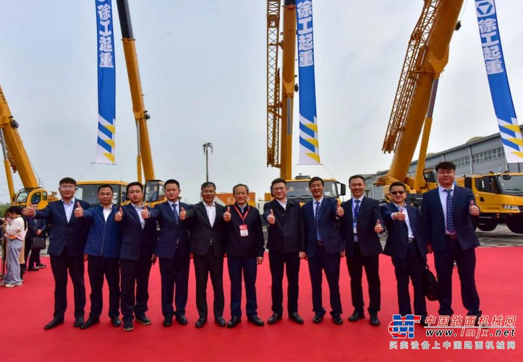 	展会现场，徐工“王牌之师”轮式起重机战队占据最强C位，从12吨到130吨多款致富利器集中展出，这些不仅是适应市场需求、适应用户发展的主力机型，更是徐工把用于大吨位产品上的前沿技术、前瞻设计落地到全系列产品，孵化出的最具科技含量、竞争实力的机型。