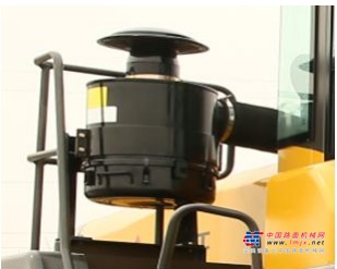 	L975F装载机采用定变量合流液压系统，可以根据负载大小自动调节泵的排量，减少溢流损失，从而使得油耗更低。液压部件配置世界知名品牌，性能更优。