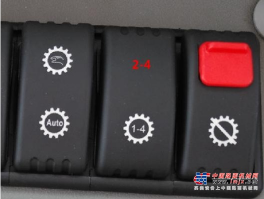 只见临工L975F侧卸装载机进退自如，举重若轻。8斗装满25m³的运输车，仅需2分30秒，超高的效率令施工方非常满意。