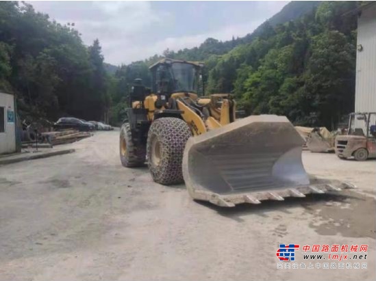 如此高的效率得益于其强大的动力，山东临工L975F搭载了潍柴WP10G270E341发动机，额定功率高达199kW。这款发动机扭矩储备系数大，油耗低，冷启动性能佳，排放满足国家非道路三阶段要求。同时预留了故障检测接口，可方便实现发动机的检测与维护。