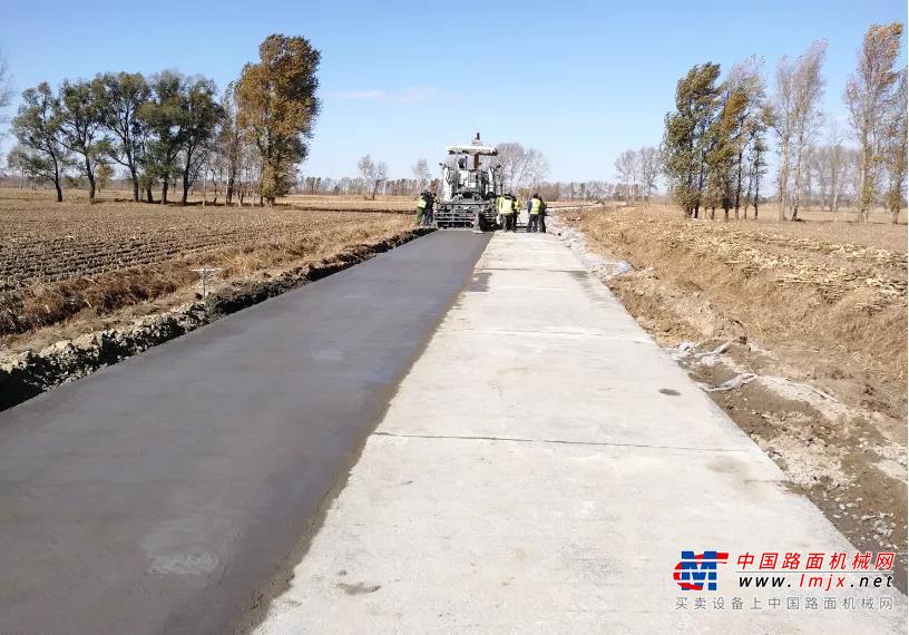 	乡村公路的建设和维修，由于经费有限，受单位造价的制约，倾向于采用更经济实用的道路结构，例如加铺水泥混凝土路面的结构。